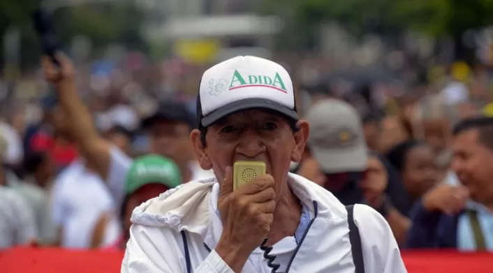 Marcha de profesores en Colombia, exigiendo mejoras laborales
