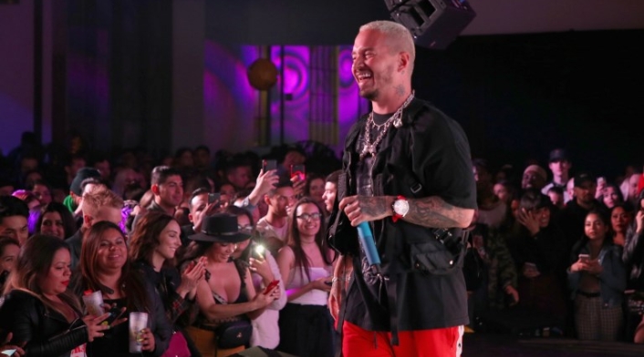 J Balvin durante un concierto