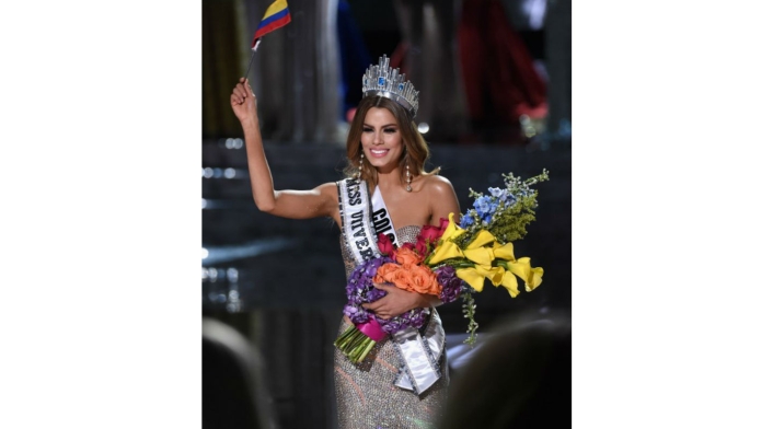 Ariadna Gutiérrez alcanzó a desfilar con su corona como Miss Universo