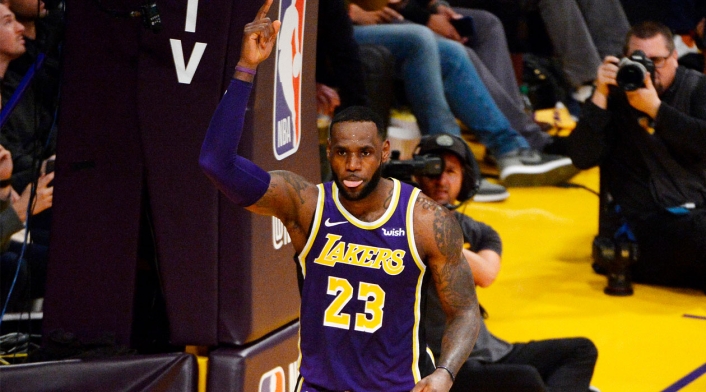 LeBron James celebra haber superado a Michael Jordan en puntos anotados en la NBA