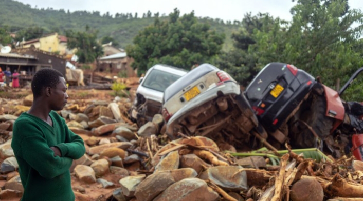 Decenas de carros fueron arrastrados por las rocas tras paso de ciclón en Zimbabue