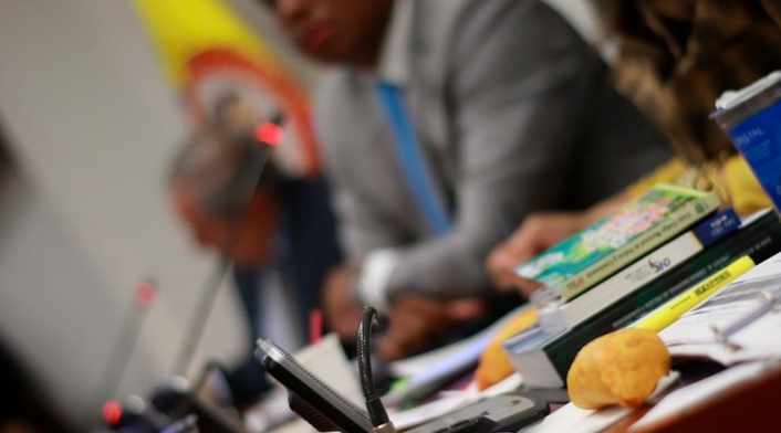 La Comisión Primera de la Cámara debatió sobre el alcance del Código Nacional de Policía y las sanciones tales como los comparendos por comprar alimentos en la calle La Comisión Primera de la Cámara debatió sobre el alcance del Código Nacional de Policía y las sanciones tales como los comparendos por comprar alimentos en la calle