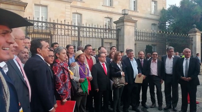 Congresistas instalados frente a la Casa de Nariño exigiendo solución tras la minga indígena