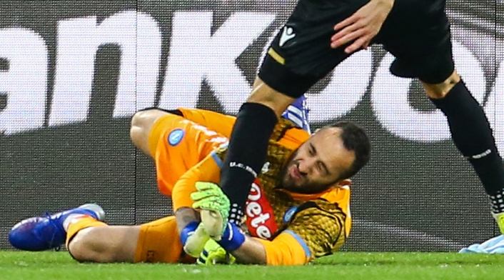 Momento en que David Ospina choca con Ignacio Pussetto, en el Nápoli vs Udinese, en la ciudad de Nápoles, en Italia