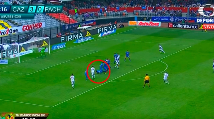 Edwin Cardona al momento del disparo parta el gol de Pachuca ante Cruz Azul