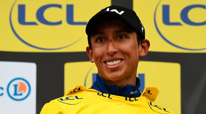 Egan Bernal en el podio como campeón de la París-Niza