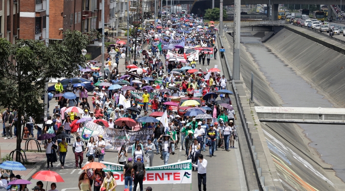 Profesores agremiados de la ADE marchando por Bogotá