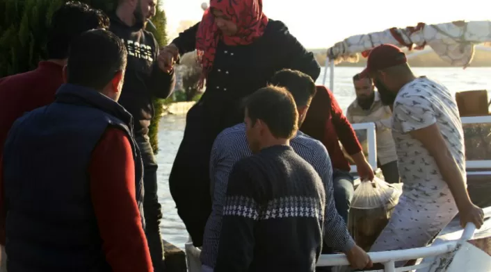 Naufragio de un ferry en el río Tigris en Mosul, ciudad del norte de Irak. Naufragio de un ferry en el río Tigris en Mosul, ciudad del norte de Irak.