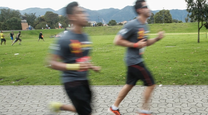 Jóvenes corriendo