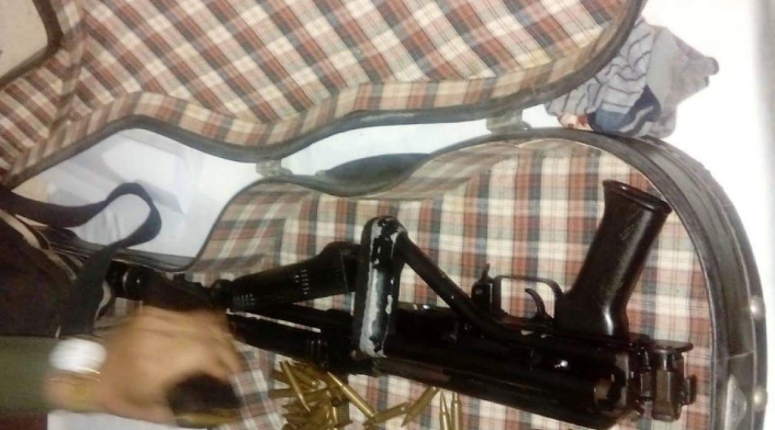 Camuflan fusil en estuche de guitarra camuflan fusil en estuche de guitarra