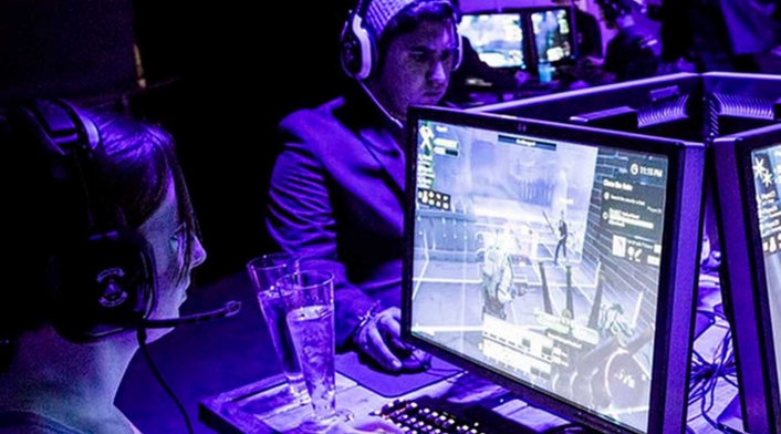 Gamers jugando jugando una partida de Fornite