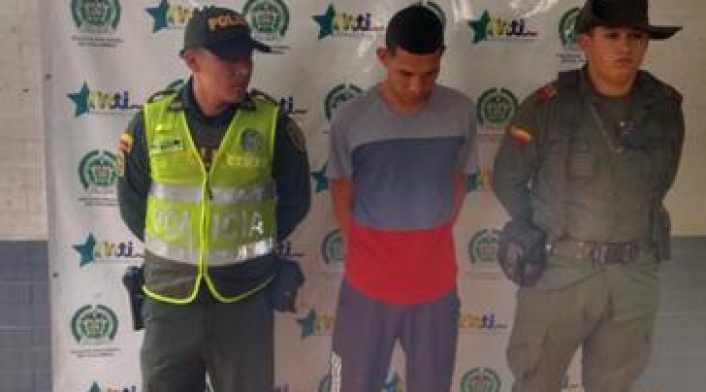 Este hombre fue detenido por lanzar un perro desde un tercer piso.