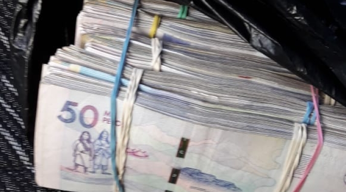 Dinero hallado en el interior del taxi.