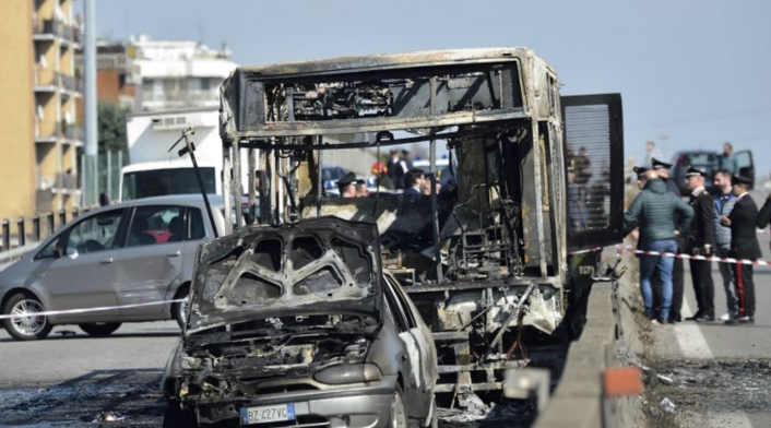 Conductor en Milán prendió fuego a bus escolar
