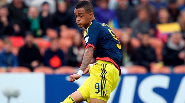 Joao Rodríguez disputando un partido con la Selección Colombia