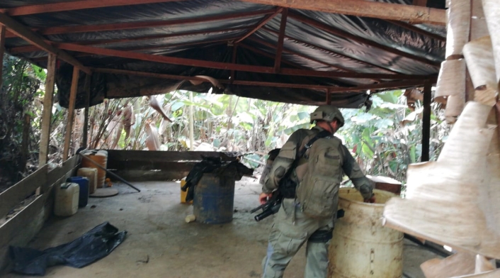 Laboratorio de narcotraficantes Las personas que se encontraban en los laboratorios huyeron.
