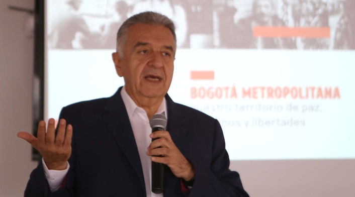 El exalcalde dijo que promoverá la ‘Actitud Bogotana' para convocar a la ciudadanía y enfrentar los nuevos retos, especialmente los que tienen que ver con paz, libertades y derechos sociales, políticos y económicos.
