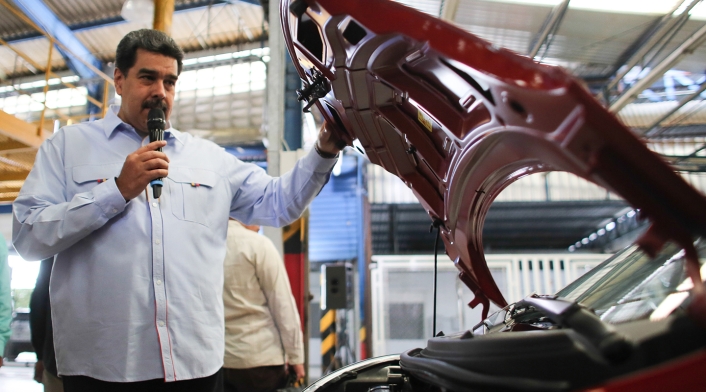 Nicolás Maduro, líder del régimen venezolano, visitando una fábrica de automóviles china ubicada en Las Tejerías, estado Aragua