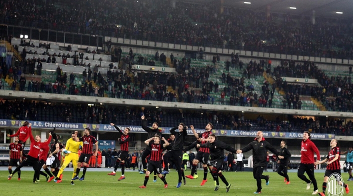 El AC MIlan celebra una victoria El AC MIlan celebra una victoria