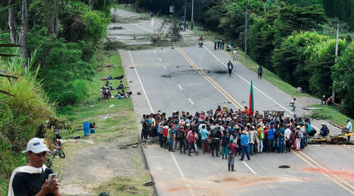 Indígenas bloqueando la Vía Panamericana en Mondomo, departamento del Cauca