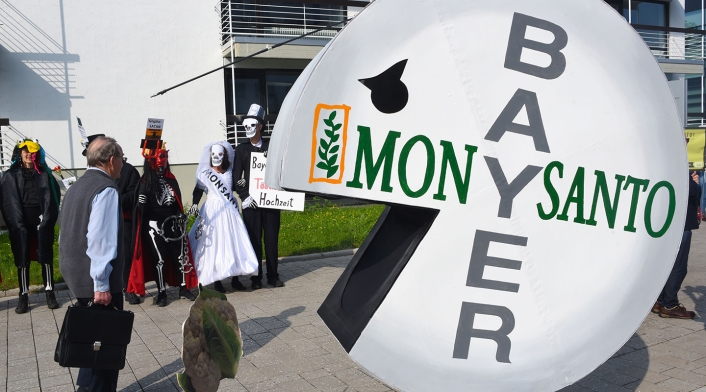 Personas protestando contra Monsanto en Bonn (Alemania)