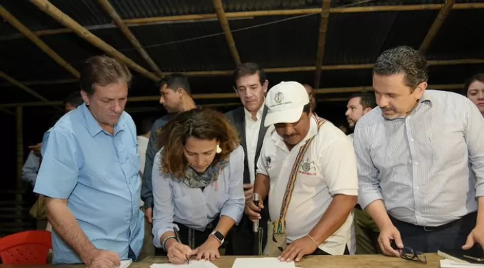 Comisión del Gobierno e indígenas del Cauca