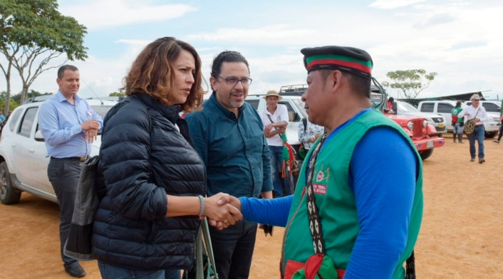 Nancy Patricia Gutiérrez, ministra del Interior, junto a un líder indígena en Cauca