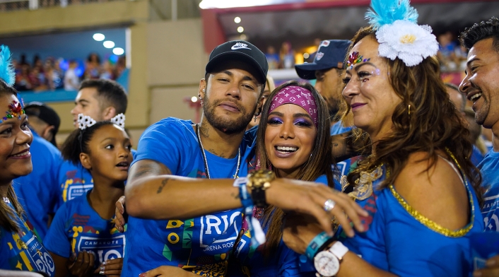 Neymar junto a su madre y la cantante funk Anitta en el Sambódromo de Río de Janeiro, en Brasil