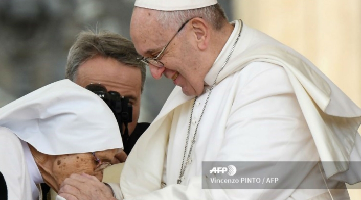 Papa Francisco no deja que besen su anillo Papa Francisco no deja que besen su anillo