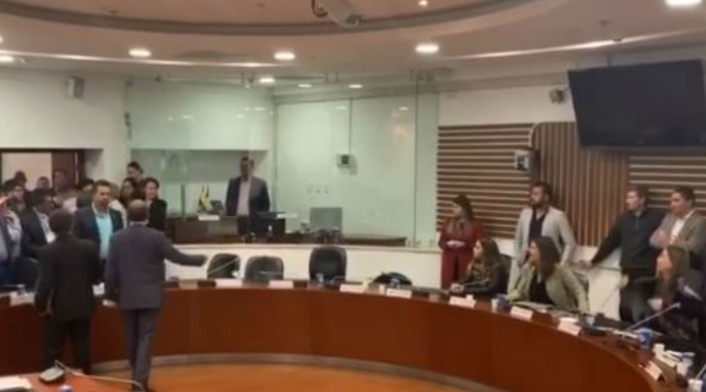 Pelea entre Paloma Valencia y Pablo Catatumbo en Comisión de Paz. Pelea entre Paloma Valencia y Pablo Catatumbo en Comisión de Paz.