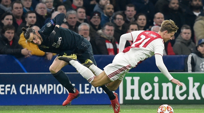 Gareth Bale disputando el balón con Frenkie de Jong en Amsterdam, en la ida de los octavos de final de la Champions