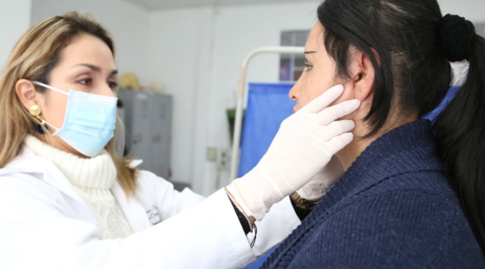 Mujer con más de 20 tornillos de titanio para reconstruir su rostro