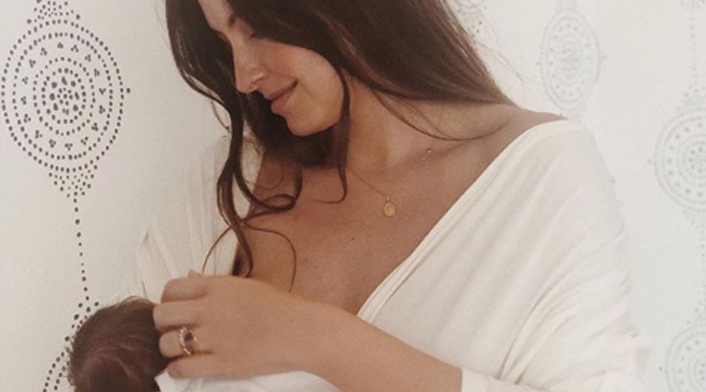 La exreina compartió un video en Instagram donde se le ve bailando y cargando a su bebé.