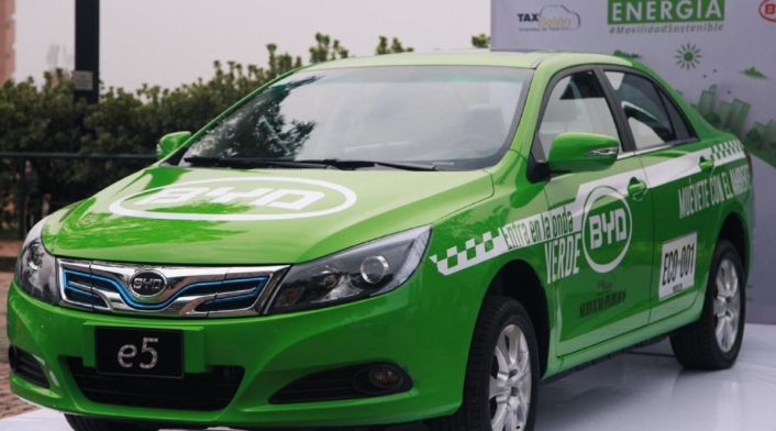El taxi eléctrico que fue puesto en marcha en Medellín