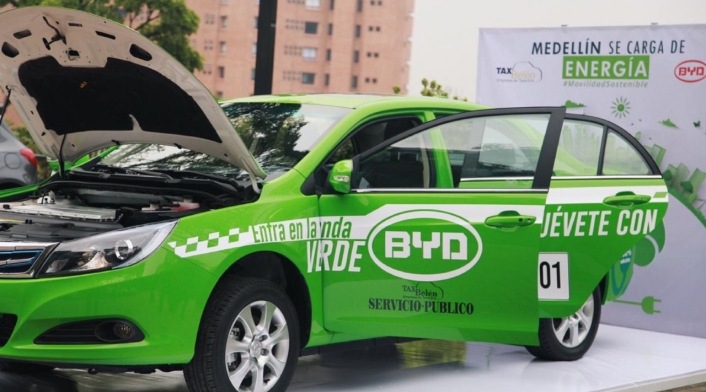 El taxi eléctrico que empezó a circular en Medellín
