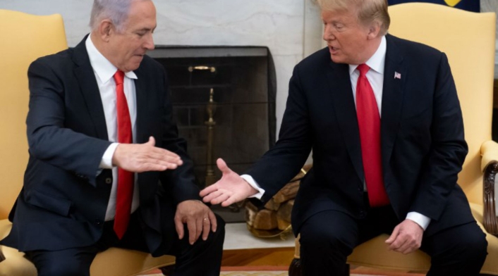 El presidente de EE.UU., Donald Trump, estrecha la mano con el primer ministro israelí, Benjamin Netanyahu. El presidente de EE.UU., Donald Trump, estrecha la mano con el primer ministro israelí, Benjamin Netanyahu.