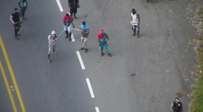 Choque entre indígenas y policías en la vía Panamericana, en Cauca