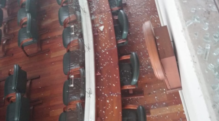 Varios vidrios se vinieron al piso.