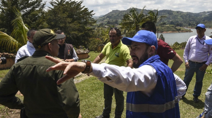 El señor jardinero (de verde) que se quedó con La Manuela, la finca de Pablo Escobar en El Peñol (Antioquia)