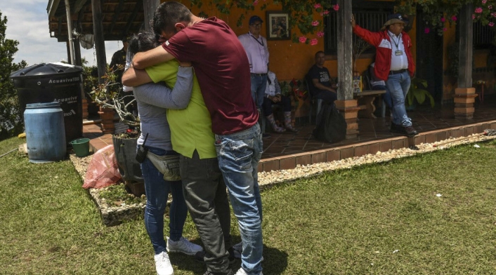 El señor jardinero (de verde) que se quedó con La Manuela, la finca de Pablo Escobar en El Peñol (Antioquia)
