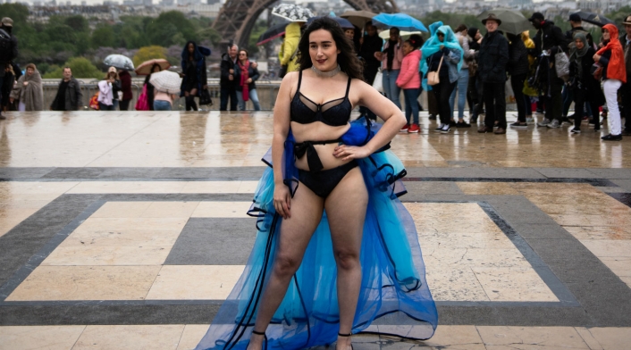 Modelos gorditas desfilaron frente a la Torre Eiffel