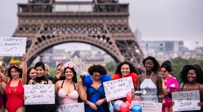 Modelos gorditas desfilaron frente a la Torre Eiffel
