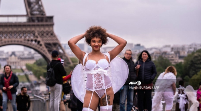 Modelos gorditas desfilaron frente a la Torre Eiffel