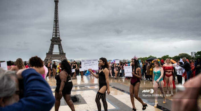 Modelos gorditas desfilaron frente a la Torre Eiffel