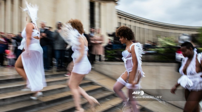 Modelos gorditas desfilaron frente a la Torre Eiffel
