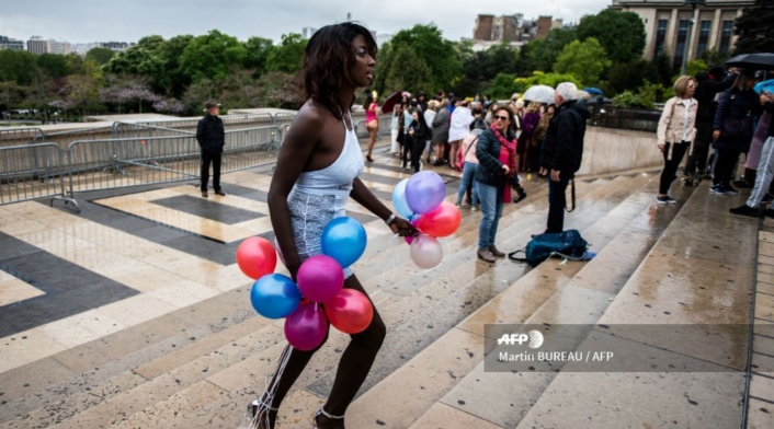Modelos gorditas desfilaron frente a la Torre Eiffel