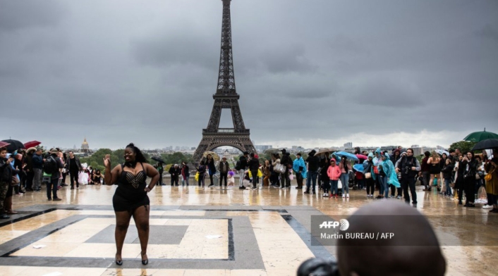 Modelos gorditas desfilaron frente a la Torre Eiffel