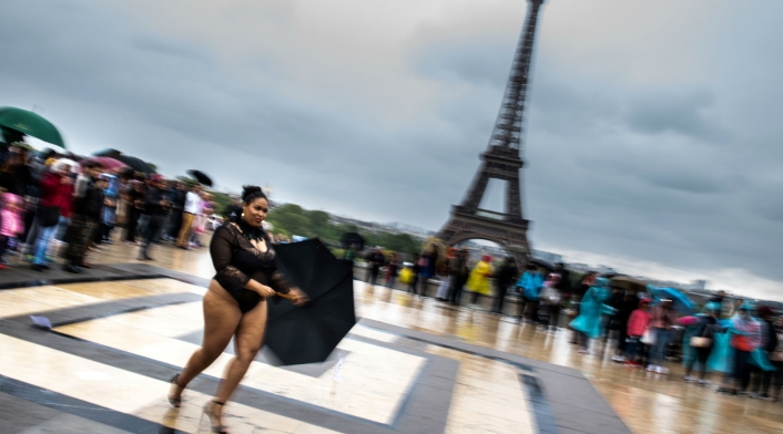 Modelos gorditas desfilaron frente a la Torre Eiffel