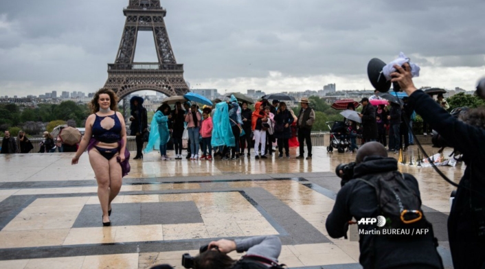 Modelos gorditas desfilaron frente a la Torre Eiffel
