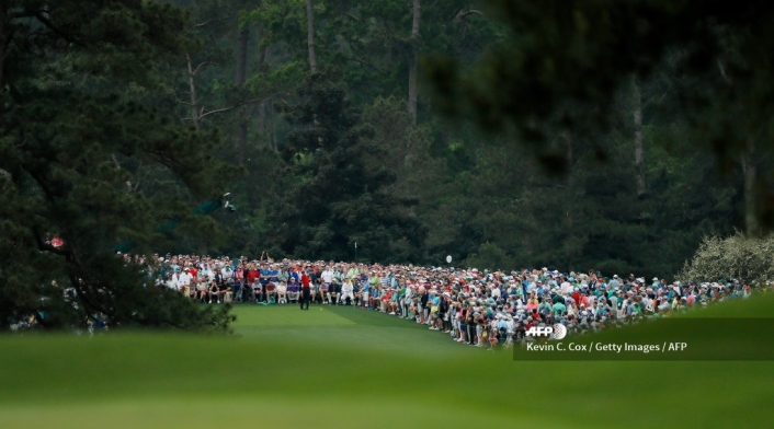 Tiger Woods superó a Dustin Johnson y Brooks Koepka